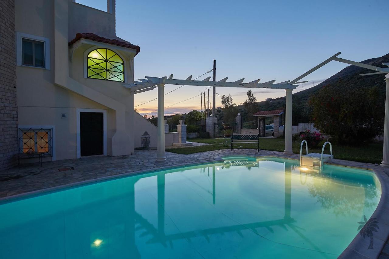 Villa Konstadina With Swimming Pool Kalivia Thorikou Esterno foto